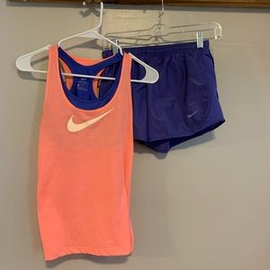 Youth large Nike outfit ( built in sports bra)